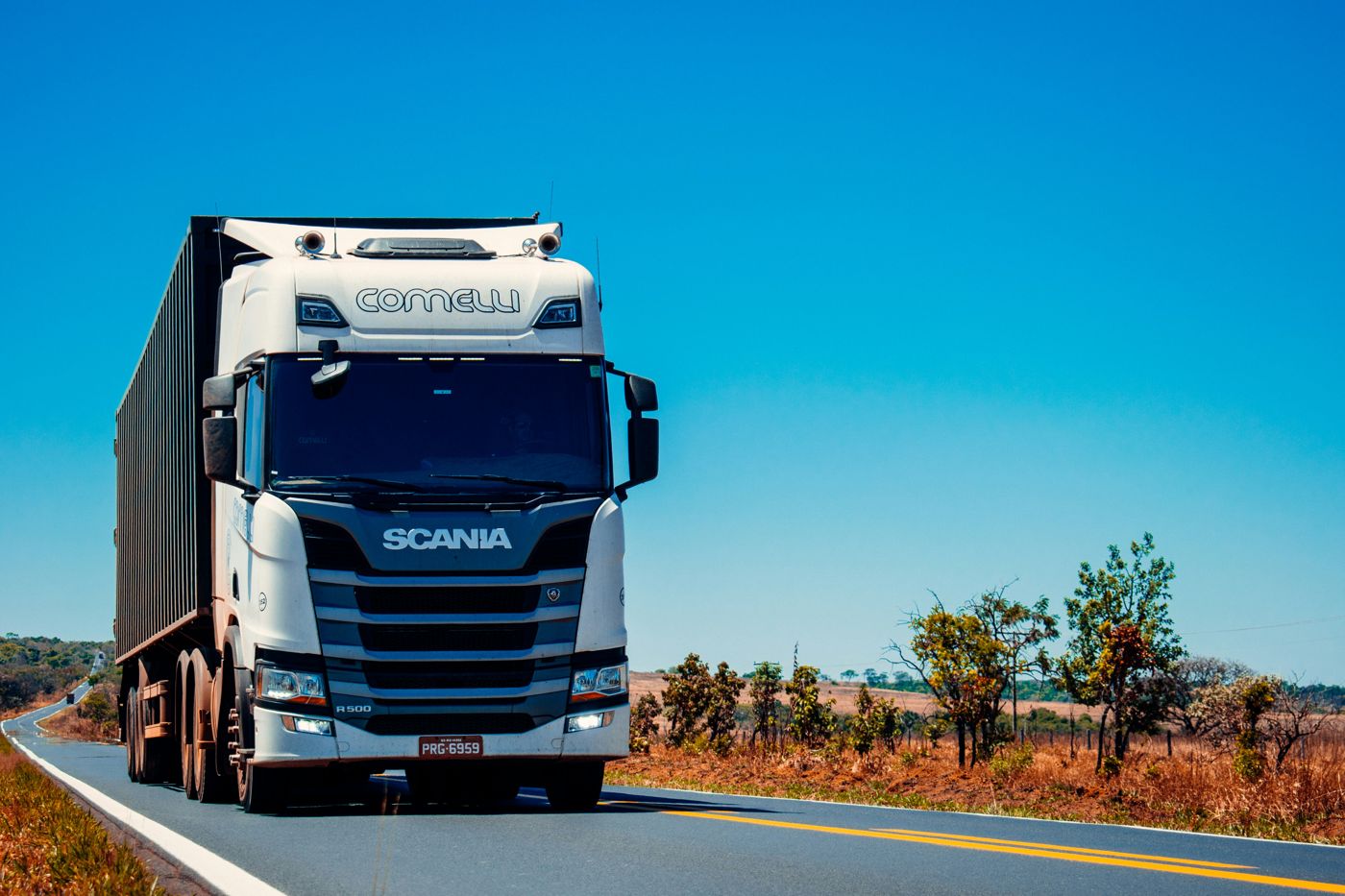 Camión con semirremolque en una ruta