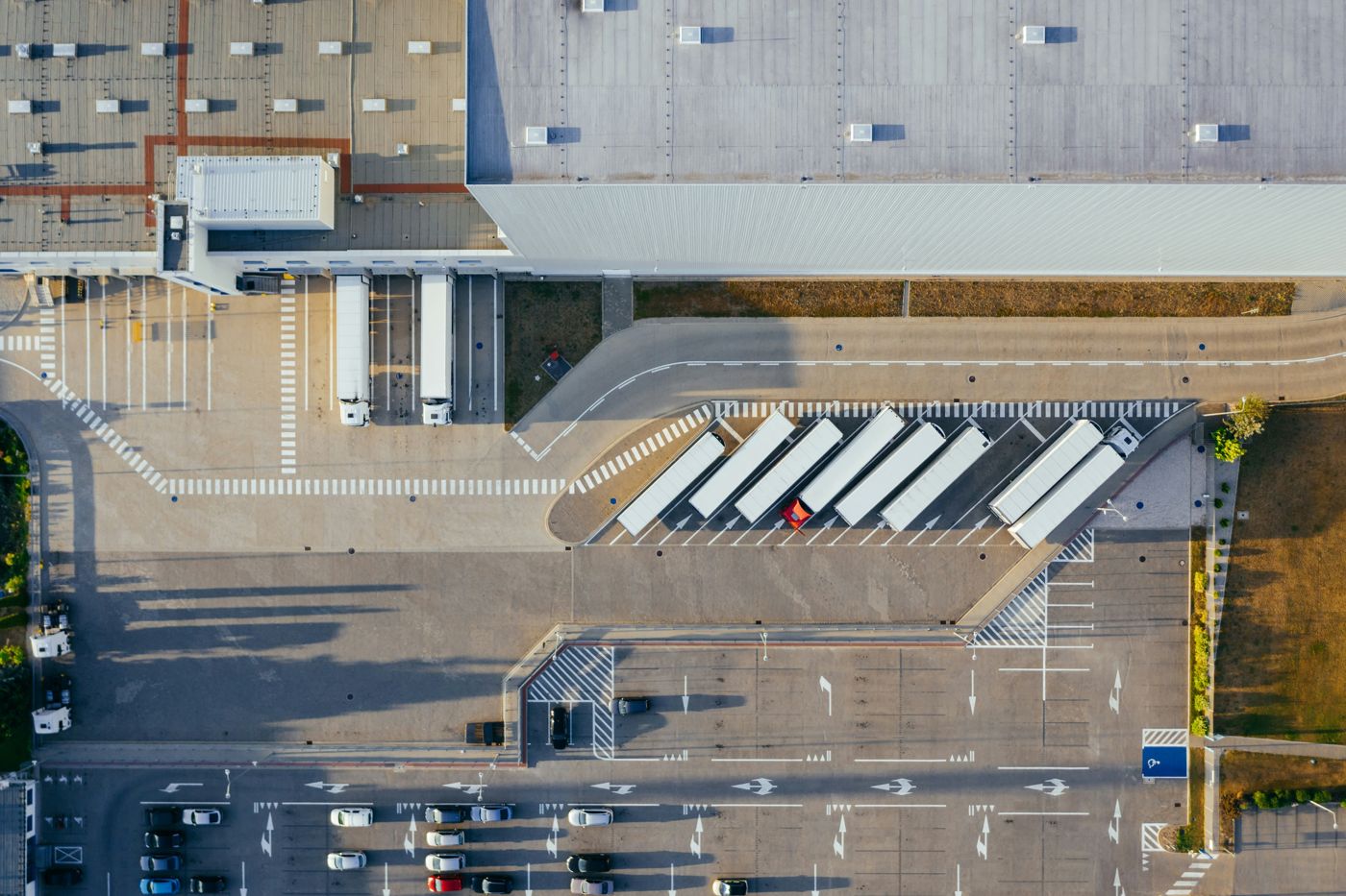 Vista aérea de un centro logístico con semirremolques estacionados en dársenas